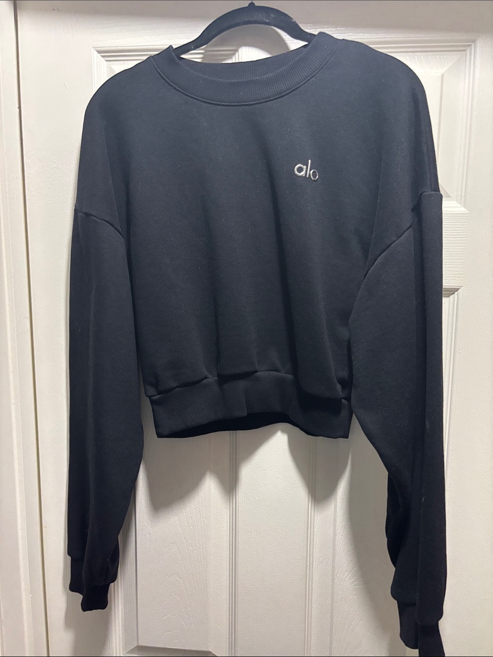 ALO Yoga Black Cropped Crew Sweatshirt with Embroidered Logo